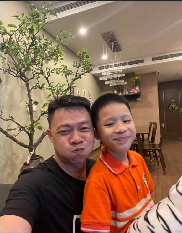 Con trai út nhà BTV Quang Minh mới lớp 1 đã được cô giáo giao vị trí quan trọng, bố nghe xong toát mồ hôi hột vì áp lực giùm-1
