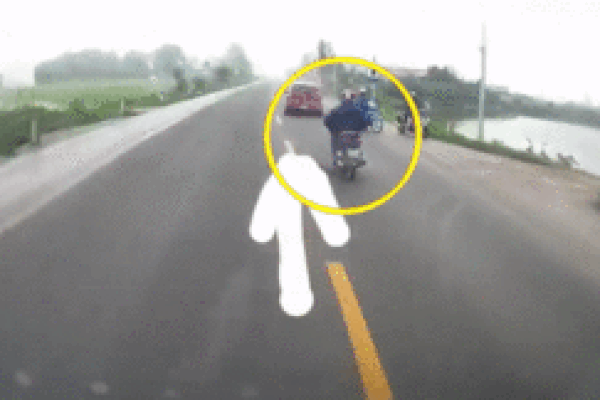 Tài xế đánh lái xuất thần, cứu mạng người đàn ông đi xe máy