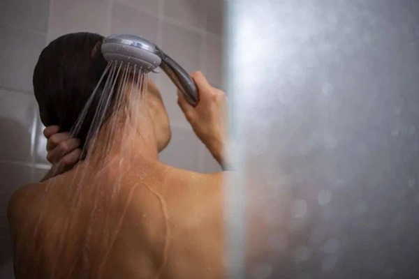 Bất kể nam nữ, cố gắng tránh làm 4 điều sau khi đi tắm thì bạn có thể sống lâu và khỏe mạnh hơn-2
