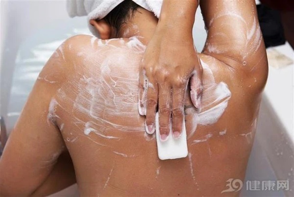 Bất kể nam nữ, cố gắng tránh làm 4 điều sau khi đi tắm thì bạn có thể sống lâu và khỏe mạnh hơn-3