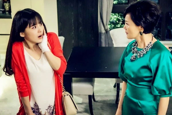 Xôn xao clip con trai vừa ly hôn, mẹ chồng đến nhà đòi vàng nhưng con dâu cũng không vừa bắt mẹ trả lại cái ngàn vàng-4