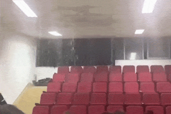 Trần lớp học sập khiến sinh viên Trung Quốc sợ hãi