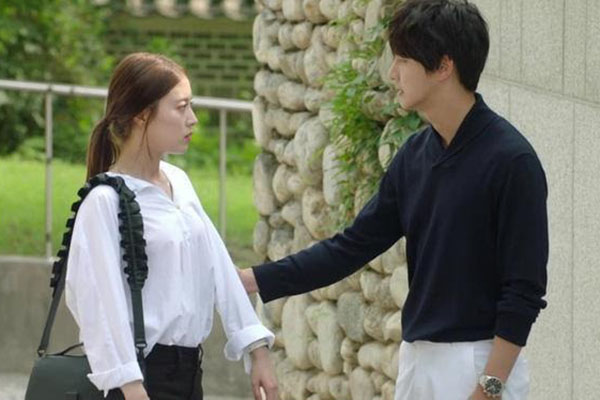 Nửa đêm chồng dẫn vợ về giao trả cho nhà ngoại dạy lại con gái, nhưng tuyên bố hùng hồn của bố vợ mới khiến anh tím tái mặt mày-3