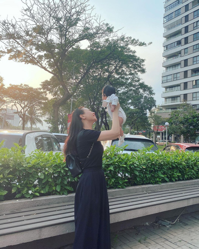 Đàm Thu Trang lên đồ đơn giản mà ngày càng trẻ trung và thời thượng, đôi khi còn xịn như gái Hàn-3