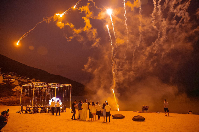 Lệ Quyên đón sinh nhật lãng mạn như lễ cưới, vỡ oà nhắn nhủ lời đặc biệt đến bạn trai kém 12 tuổi Lâm Bảo Châu-7