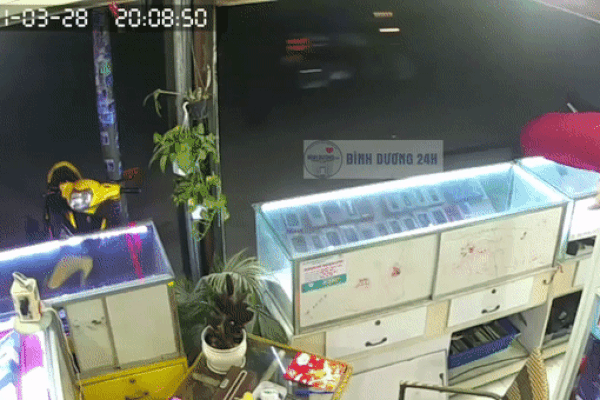 Gã đạo chích đu hẳn lên thành tủ, trộm cả chục chiếc điện thoại nhưng biểu hiện bối rối của bà chủ tiệm mới gây chú ý