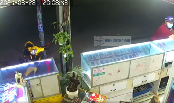 Gã đạo chích đu hẳn lên thành tủ, trộm cả chục chiếc điện thoại nhưng biểu hiện bối rối của bà chủ tiệm mới gây chú ý-1