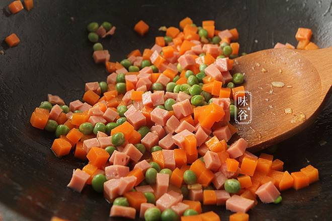 Cơm chiên đừng làm theo cách quen thuộc, thêm thứ quả này vào ai cũng thích-6