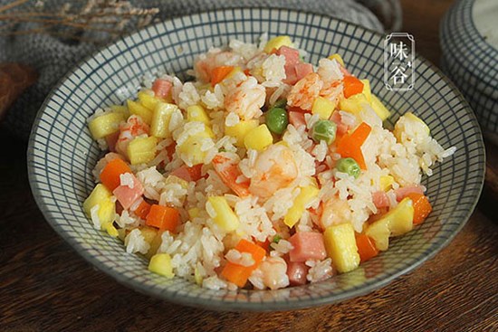 Cơm chiên đừng làm theo cách quen thuộc, thêm thứ quả này vào ai cũng thích