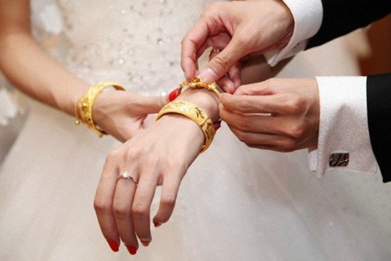 Ngày cưới chú rể tặng ngược chị vợ 5 chỉ vàng khiến cô dâu sững sờ, nhưng lời phát biểu của anh lại khiến cả hôn trường vỗ tay