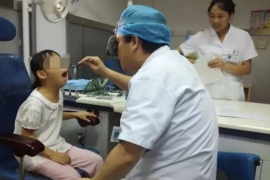 Thấy con gái càng lớn càng xấu, răng mọc không đều, bố mẹ không ngờ nguyên nhân do 1 thói quen lúc ngủ