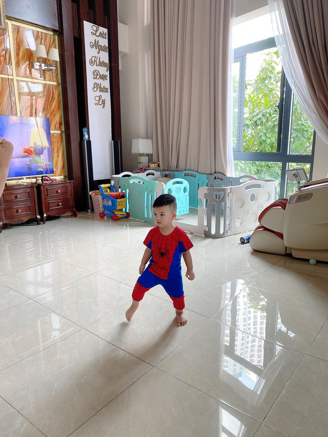 Bên trong biệt thự 2 mặt tiền của anh trai Bảo Thy: Tiện nghi như khách sạn, rộng đến mức đạp xe được trong nhà-4