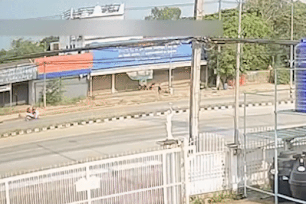 Xe bán tải lộn nhiều vòng sau khi va chạm với ôtô