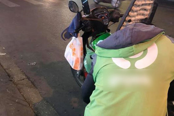 Sốc: Tài xế xe ôm công nghệ vừa chở khách mà vẫn nấu lẩu, nướng cả con gà chỉ bằng cái ống pô xe máy!-5