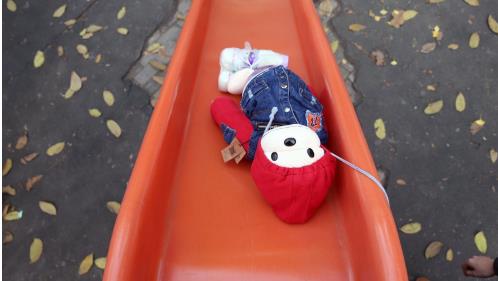 Những bộ quần áo dù đẹp đến đâu cũng không nên mua, bởi chúng có thể khiến con bạn bị thương, trở thành sát thủ giết người thầm lặng.-2