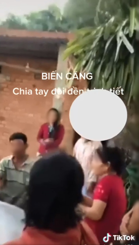 Xôn xao clip con trai vừa ly hôn, mẹ chồng đến nhà đòi vàng nhưng con dâu cũng không vừa bắt mẹ trả lại cái ngàn vàng-2