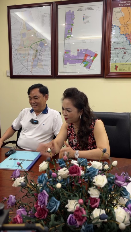 Ông Dũng lò vôi luôn tỏ thái độ khác lạ mỗi lần nghe vợ nói chuyện, kể cả là lúc bà Phương Hằng hùng hổ nhất thì cũng vẫn là biểu cảm đó-4