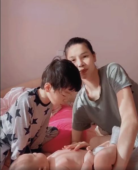 Mặt đầy mụn vì thức khuya chăm con, nhưng sau 4 tháng bà xã Mạc Hồng Quân khoe làn da đẹp không tì vết, tiết lộ bí quyết chăm bé thứ 2 bụ bẫm như búp bê-1