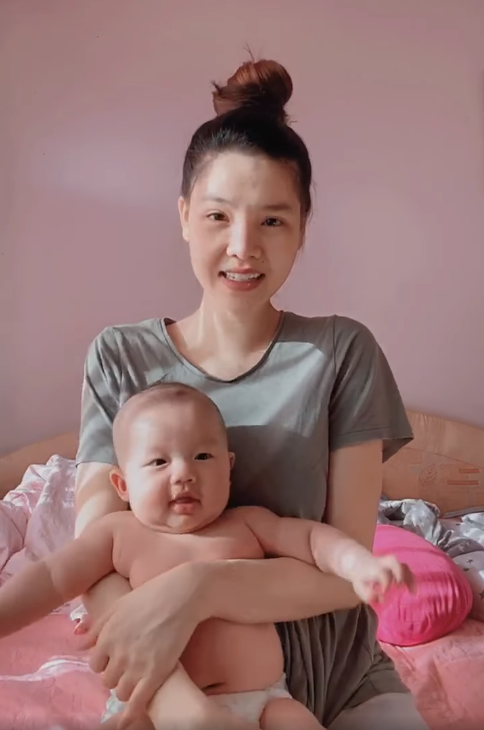 Mặt đầy mụn vì thức khuya chăm con, nhưng sau 4 tháng bà xã Mạc Hồng Quân khoe làn da đẹp không tì vết, tiết lộ bí quyết chăm bé thứ 2 bụ bẫm như búp bê-5