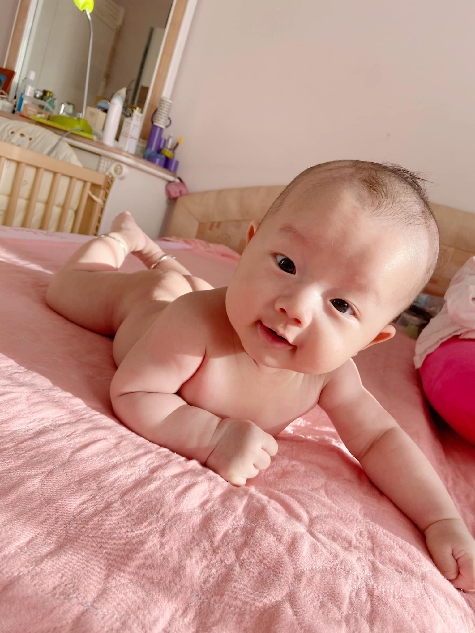 Mặt đầy mụn vì thức khuya chăm con, nhưng sau 4 tháng bà xã Mạc Hồng Quân khoe làn da đẹp không tì vết, tiết lộ bí quyết chăm bé thứ 2 bụ bẫm như búp bê-12