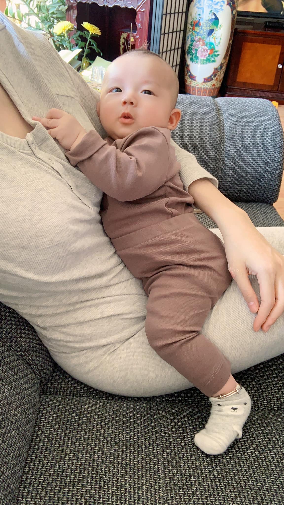 Mặt đầy mụn vì thức khuya chăm con, nhưng sau 4 tháng bà xã Mạc Hồng Quân khoe làn da đẹp không tì vết, tiết lộ bí quyết chăm bé thứ 2 bụ bẫm như búp bê-10