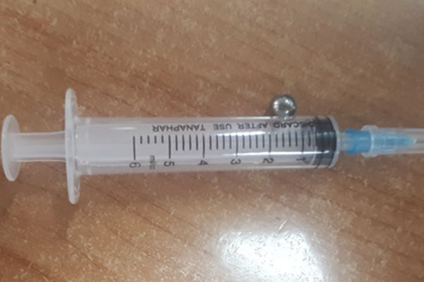 Bé trai nhập viện vì nhét bi sắt vào tai-1