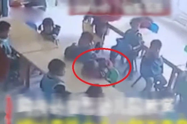 Cậu bé 3 tuổi ngủ gục trong giờ ăn trưa, camera ghi lại sự vô tâm của giáo viên dẫn đến cái chết-1