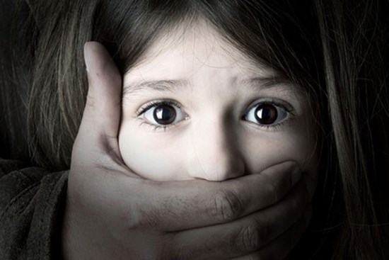 Nữ du học sinh Việt bị bạn học xâm hại tình dục tập thể, đau khổ chưa hết còn bị chính kẻ hãm hại mình dọa truy sát