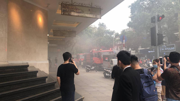 Cháy ô tô dưới tầng hầm Tràng Tiền Plaza, nhiều người dân hoảng hốt-1