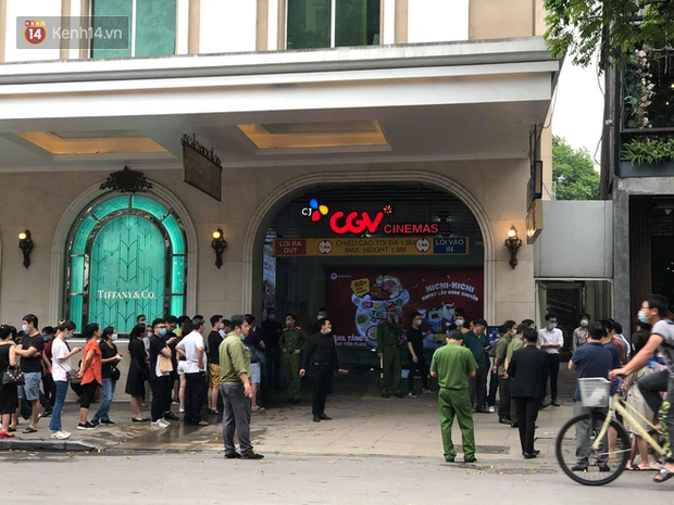 Cháy ô tô dưới tầng hầm Tràng Tiền Plaza, nhiều người dân hoảng hốt-2