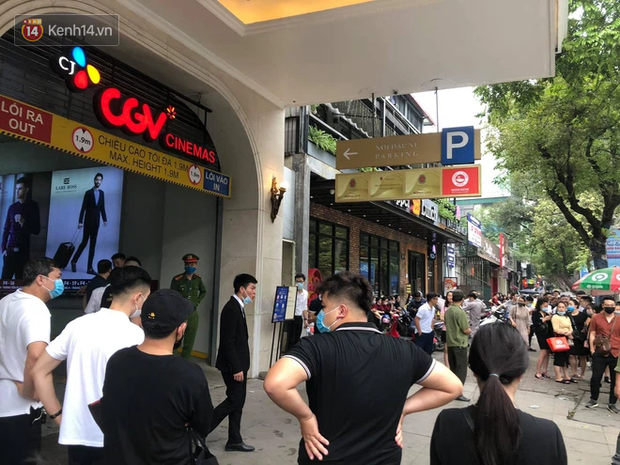 Cháy ô tô dưới tầng hầm Tràng Tiền Plaza, nhiều người dân hoảng hốt-5