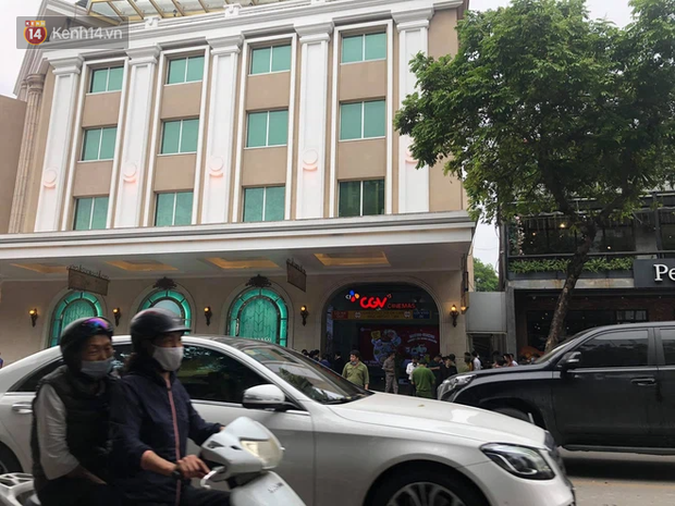 Cháy ô tô dưới tầng hầm Tràng Tiền Plaza, nhiều người dân hoảng hốt-4