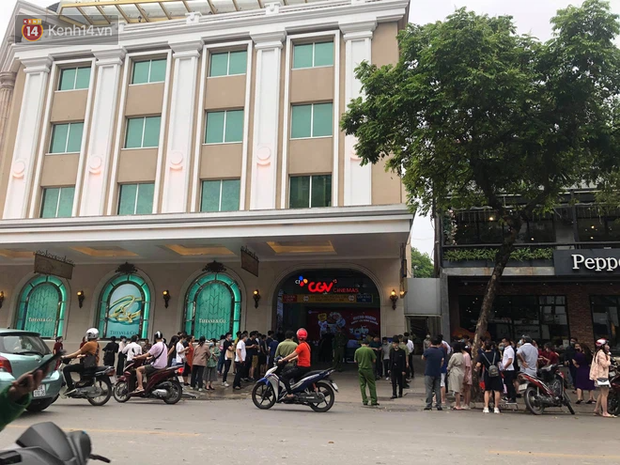 Cháy ô tô dưới tầng hầm Tràng Tiền Plaza, nhiều người dân hoảng hốt-3