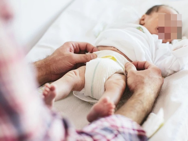 Thấy con có 2 cục thịt dư ở bìu, cha mẹ đưa con đi khám rồi chết sững khi nghe bác sĩ kết luận bé có tới 3 dương vật-1