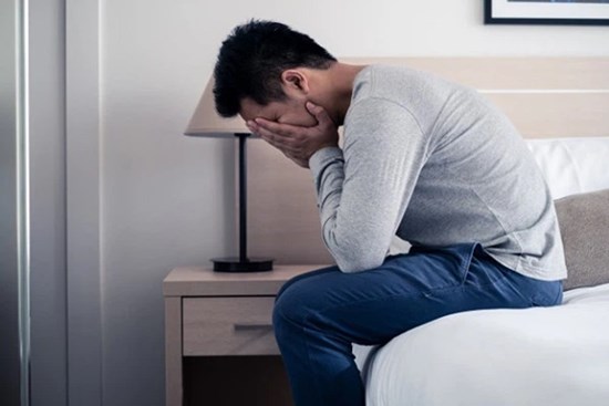 Nửa đêm uống say, tôi đi nhầm vào nhà hàng xóm để rồi méo mặt nhìn đôi giày ngay ngắn xếp bên trong
