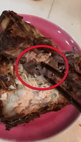 Hà Nội: Khách hàng kinh hãi khi phát hiện giòi bò lúc nhúc trong khúc cá kho mua ở cửa hàng thực phẩm sạch-1
