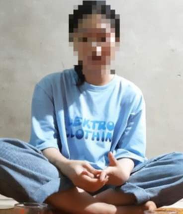 Clip: Nữ sinh lớp 8 bị bạn tát trên bục giảng, chặn đánh liên tiếp 4 ngày liền trong khuôn viên trường-1