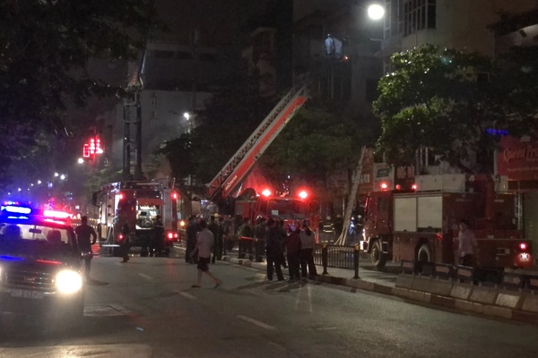 Nhân chứng vụ cháy cửa hàng bỉm ở Hà Nội kể lại cảnh tượng kinh hoàng trong đêm: Mọi người hô hoán bỏ chạy, tôi chỉ kịp đưa mẹ già ra khỏi nhà-8