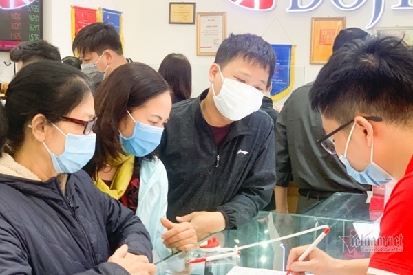 Giá vàng hôm nay 4/4: Tiền mặt quá nhiều, vàng lập tức tăng giá-2