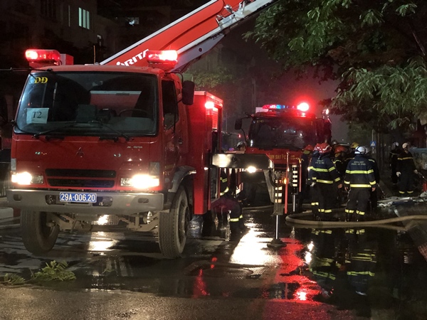 Nhân chứng vụ cháy cửa hàng bỉm ở Hà Nội kể lại cảnh tượng kinh hoàng trong đêm: Mọi người hô hoán bỏ chạy, tôi chỉ kịp đưa mẹ già ra khỏi nhà-1