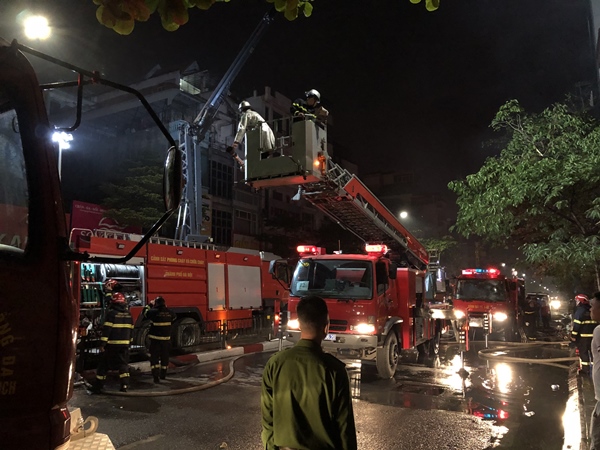 Nhân chứng vụ cháy cửa hàng bỉm ở Hà Nội kể lại cảnh tượng kinh hoàng trong đêm: Mọi người hô hoán bỏ chạy, tôi chỉ kịp đưa mẹ già ra khỏi nhà-2