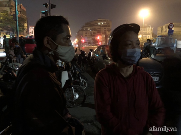 Nhân chứng vụ cháy cửa hàng bỉm ở Hà Nội kể lại cảnh tượng kinh hoàng trong đêm: Mọi người hô hoán bỏ chạy, tôi chỉ kịp đưa mẹ già ra khỏi nhà-3