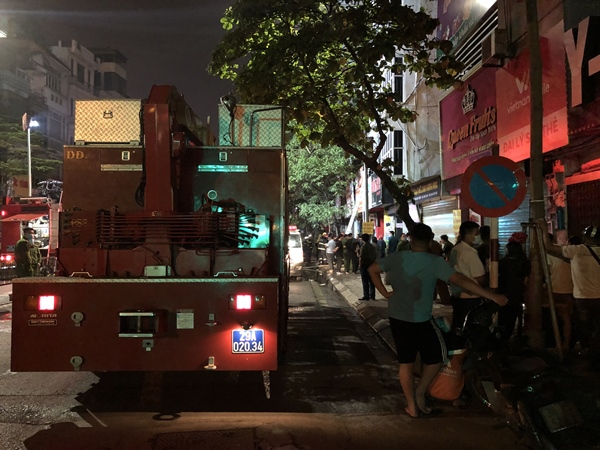 Nhân chứng vụ cháy cửa hàng bỉm ở Hà Nội kể lại cảnh tượng kinh hoàng trong đêm: Mọi người hô hoán bỏ chạy, tôi chỉ kịp đưa mẹ già ra khỏi nhà-6