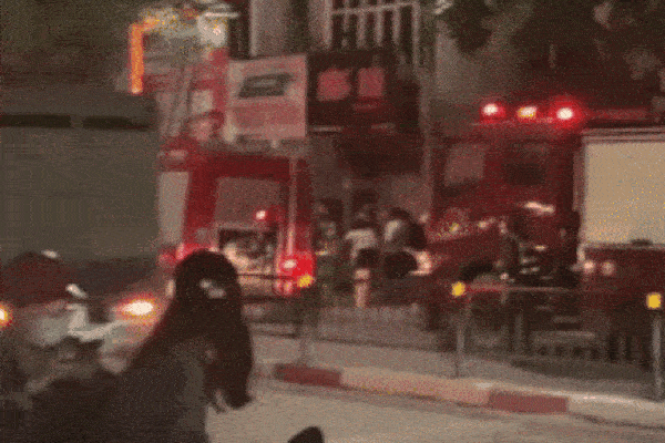 Người thân đau đớn, suy sụp ngồi bên ngoài căn nhà bốc cháy khiến 4 người tử vong trên phố Tôn Đức Thắng-8