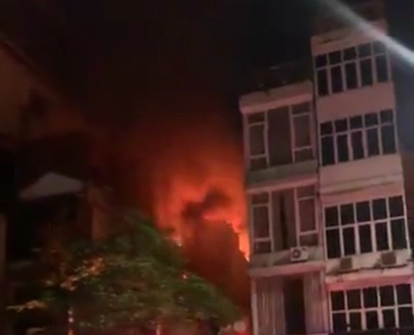 Hiện trường kinh hoàng vụ cháy nhà khiến 4 người tử vong trên phố Hà Nội: Khói vẫn âm ỉ bốc lên trên tầng tum-1