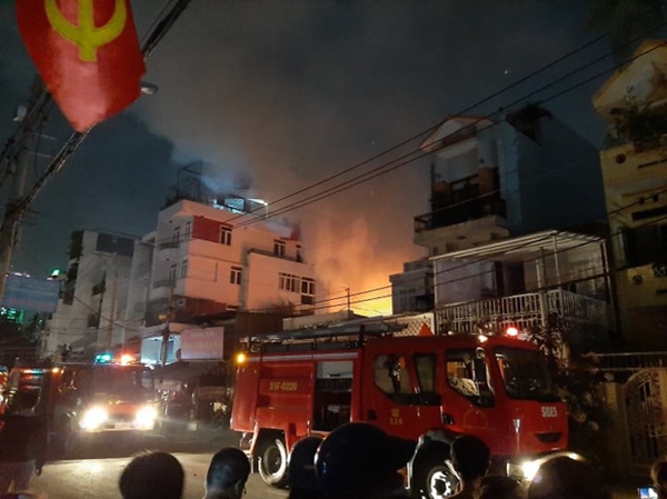 Hiện trường kinh hoàng vụ cháy nhà khiến 4 người tử vong trên phố Hà Nội: Khói vẫn âm ỉ bốc lên trên tầng tum-2