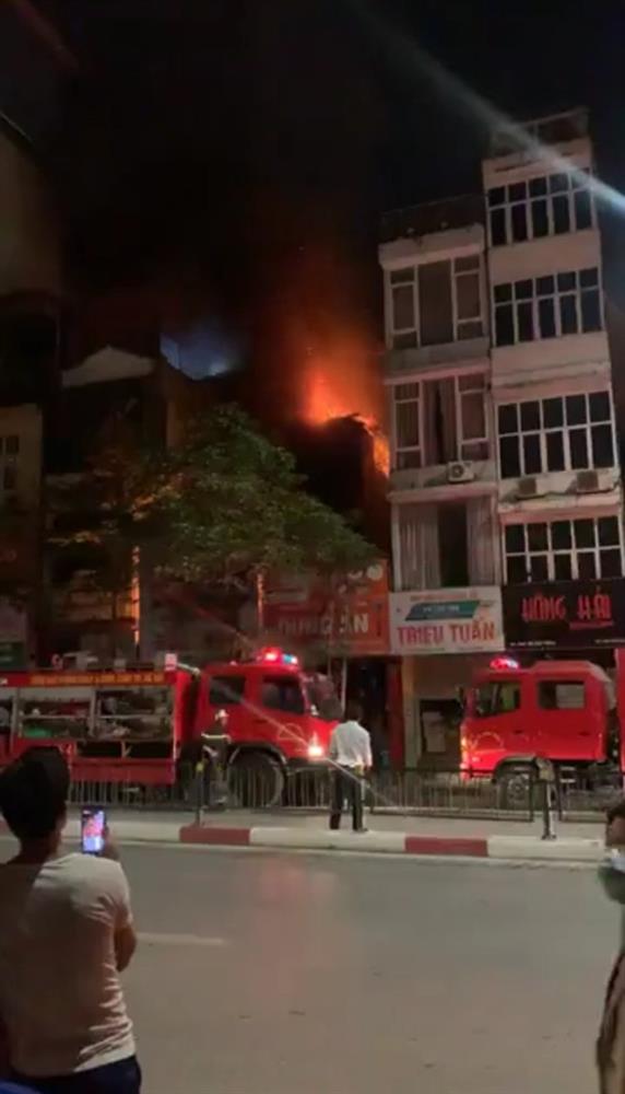 Hiện trường kinh hoàng vụ cháy nhà khiến 4 người tử vong trên phố Hà Nội: Khói vẫn âm ỉ bốc lên trên tầng tum-3