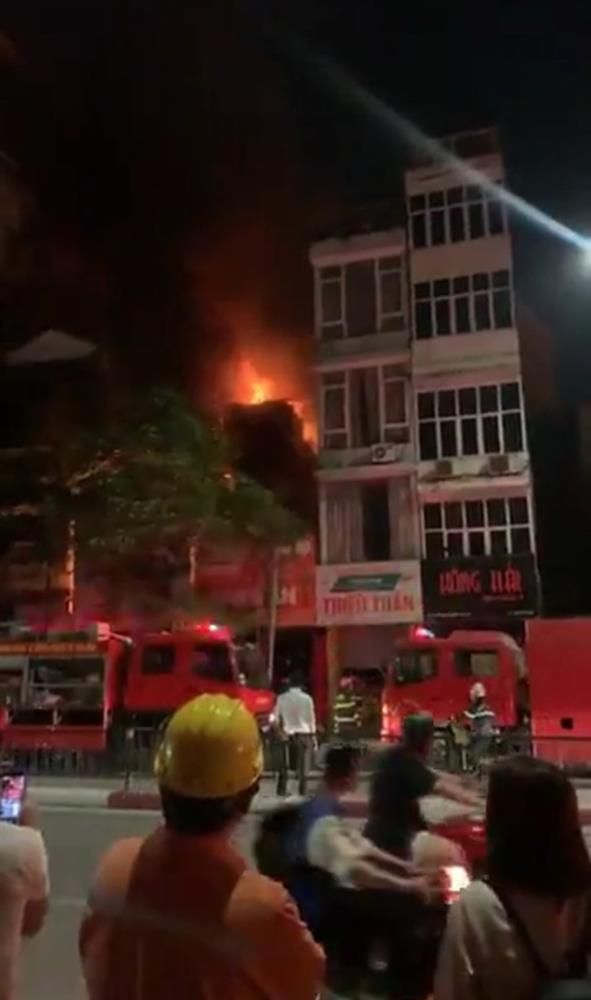 Hiện trường kinh hoàng vụ cháy nhà khiến 4 người tử vong trên phố Hà Nội: Khói vẫn âm ỉ bốc lên trên tầng tum-4