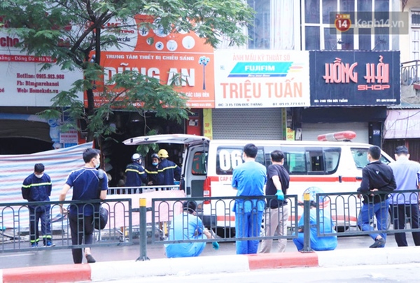 Hiện trường kinh hoàng vụ cháy nhà khiến 4 người tử vong trên phố Hà Nội: Khói vẫn âm ỉ bốc lên trên tầng tum-7