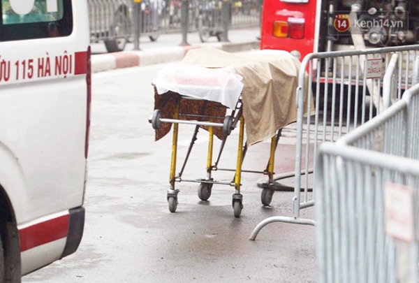 Hiện trường kinh hoàng vụ cháy nhà khiến 4 người tử vong trên phố Hà Nội: Khói vẫn âm ỉ bốc lên trên tầng tum-9